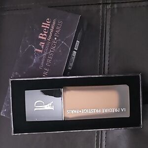 La Belle Flawless Glossy Foundation #04